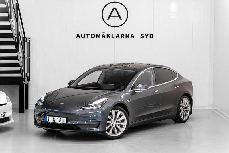 Grå Begagnad 2019 Tesla Model 3 Long Range Sedan | 219 900 kr (Marknadspris) - Bild 1/4