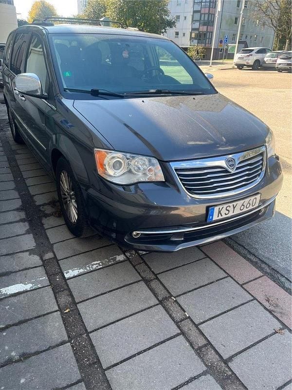 Grå Begagnad 2015 Lancia Voyager Minibuss | 118 000 kr (Marknadspris) - Bild 1/4