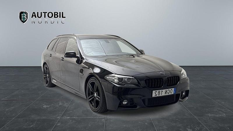 Svart Begagnad 2016 BMW 520 Performance Kombi | 223 500 kr - Bild 1/4