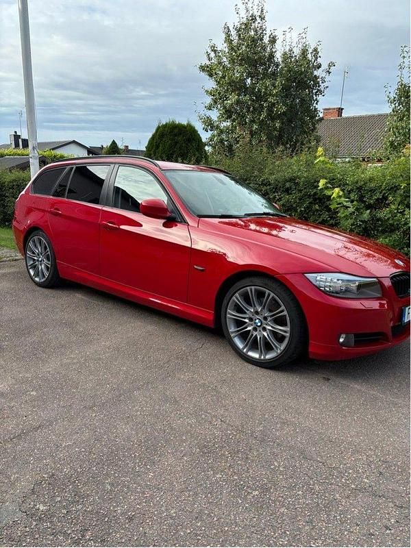 Röd Begagnad 2011 BMW 318 Kombi | 73 000 kr (Marknadspris) - Bild 1/4
