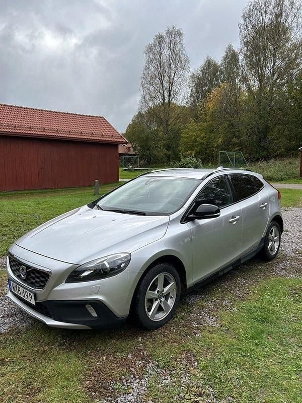 Silver Begagnad 2015 Volvo V40 CC Momentum Kombi | 89 500 kr (Bra pris) - Bild 1/4