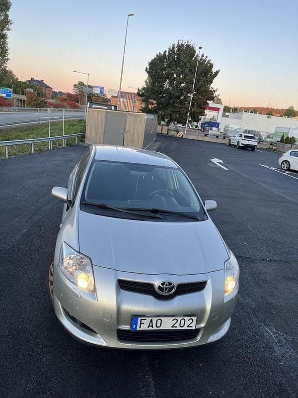 Silver Begagnad 2007 Toyota Auris Halvkombi | 29 900 kr (Marknadspris) - Bild 1/4