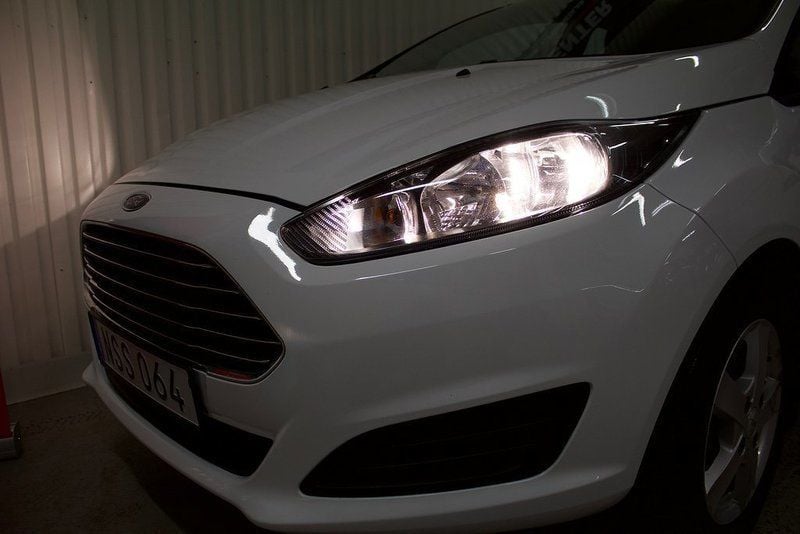 Begagnad Ford Fiesta 101 HK (74 kW) 2015 Vit Halvkombi