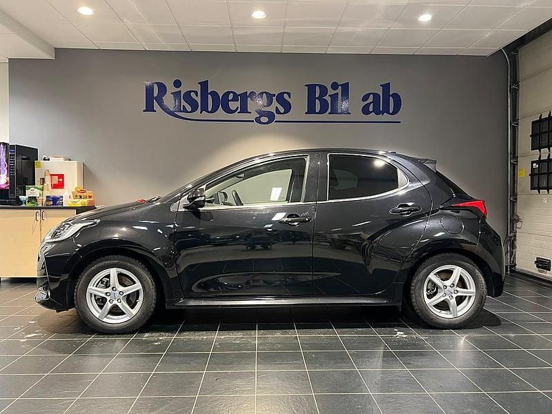 Svart Begagnad 2023 Mazda 2 Halvkombi | 209 900 kr (Marknadspris) - Bild 1/4