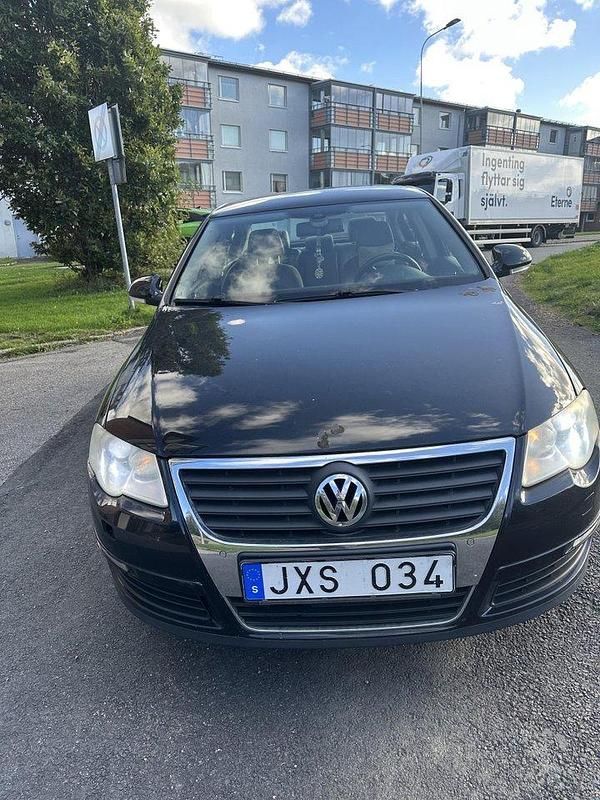 Svart Begagnad 2010 VW Passat Sportline Sedan | 61 900 kr - Bild 1/4