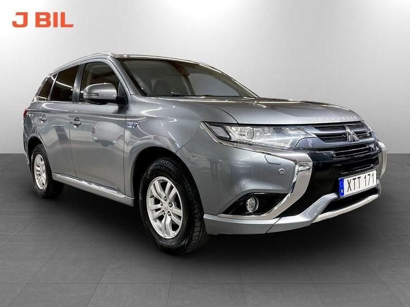 Grå Begagnad 2015 Mitsubishi Outlander SUV | 139 900 kr (Marknadspris) - Bild 1/3