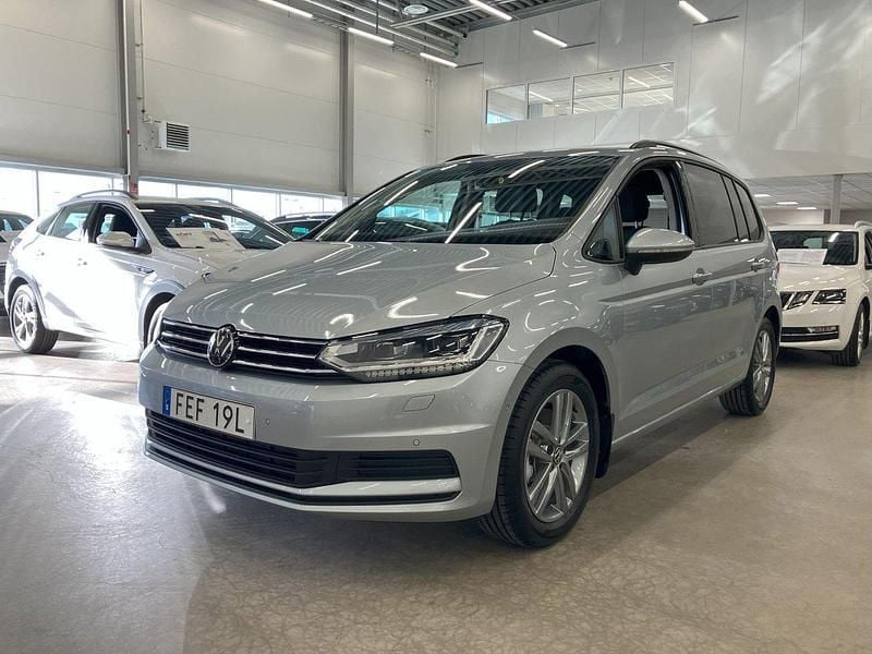 Silver Ny 2025 VW Touran Minibuss | 399 900 kr (Marknadspris) - Bild 1/4