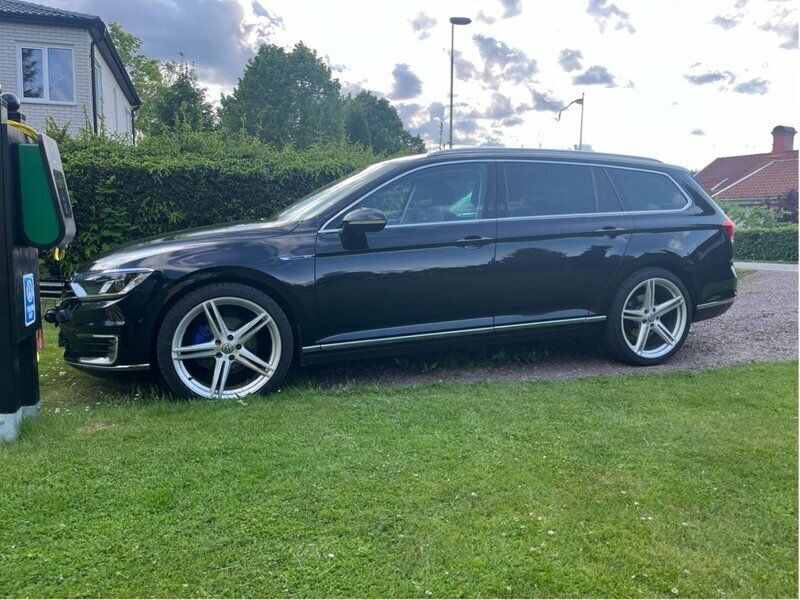 Svart Begagnad 2017 VW Passat GTE Kombi | 129 000 kr (Marknadspris) - Bild 1/4