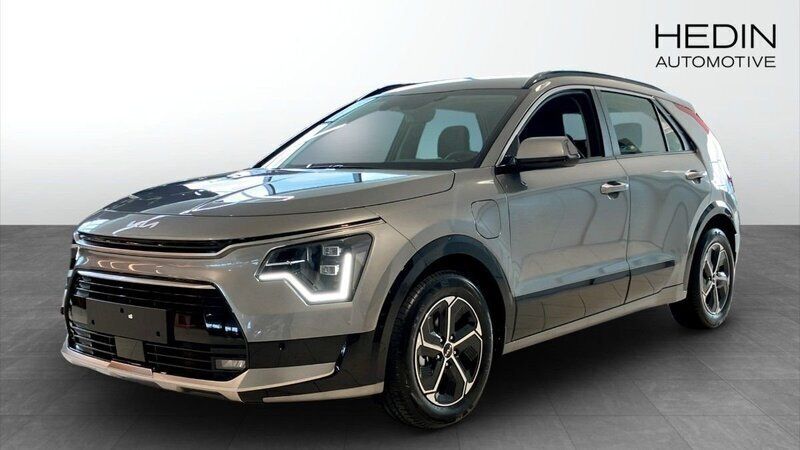 Grå (silver) Ny 2025 Kia Niro SUV | 431 100 kr (Dyr) - Bild 1/4