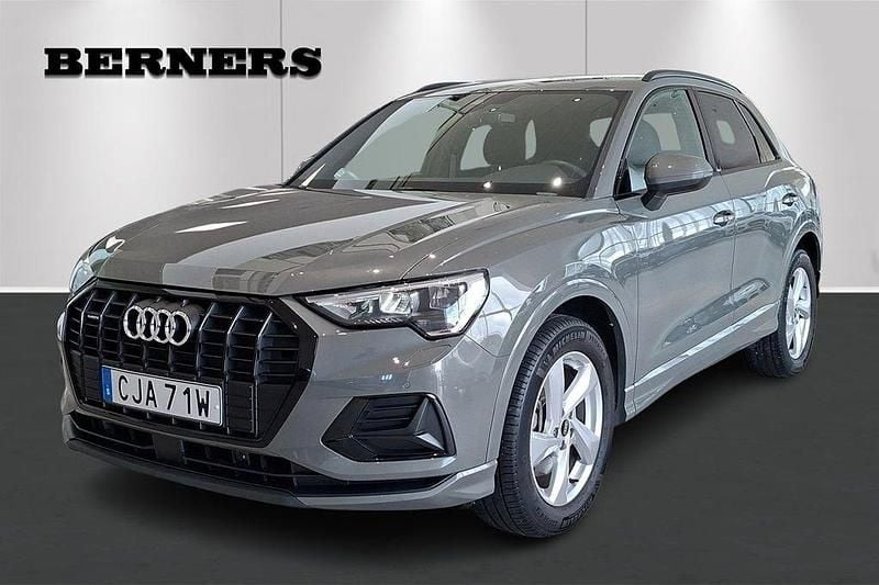 Grå Begagnad 2024 Audi Q3 SUV | 414 900 kr (Dyr) - Bild 1/4