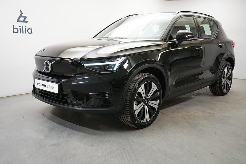 Svart Begagnad 2022 Volvo XC40 Plus SUV | 344 900 kr - Bild 1/3
