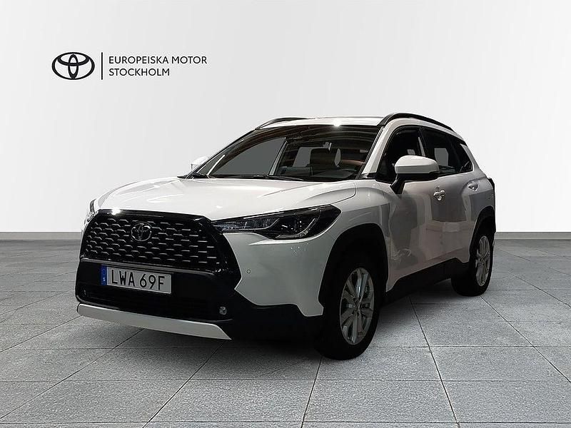 Vit Begagnad 2024 Toyota Corolla Cross Active SUV | 369 900 kr (Marknadspris) - Bild 1/3