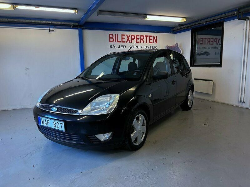Svart Begagnad 2004 Ford Fiesta Halvkombi | 19 900 kr (Marknadspris) - Bild 1/4