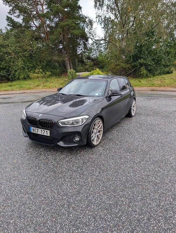 Svart Begagnad 2016 BMW 120 M Sport Halvkombi | 155 000 kr (Marknadspris) - Bild 1/4