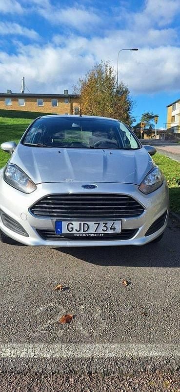 Grå Begagnad 2014 Ford Fiesta Trend Halvkombi | 29 000 kr (Superpris) - Bild 1/4