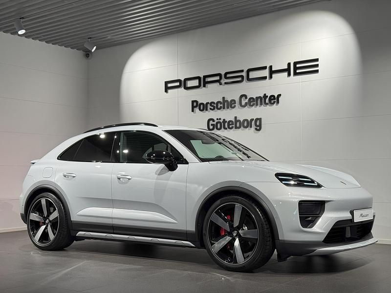 Ljusgrå (grey) Ny 2025 Porsche Macan SUV | 1 347 500 kr - Bild 1/4