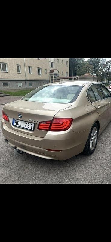Brun Begagnad 2010 BMW 525 Sedan | 89 000 kr (Marknadspris) - Bild 1/4