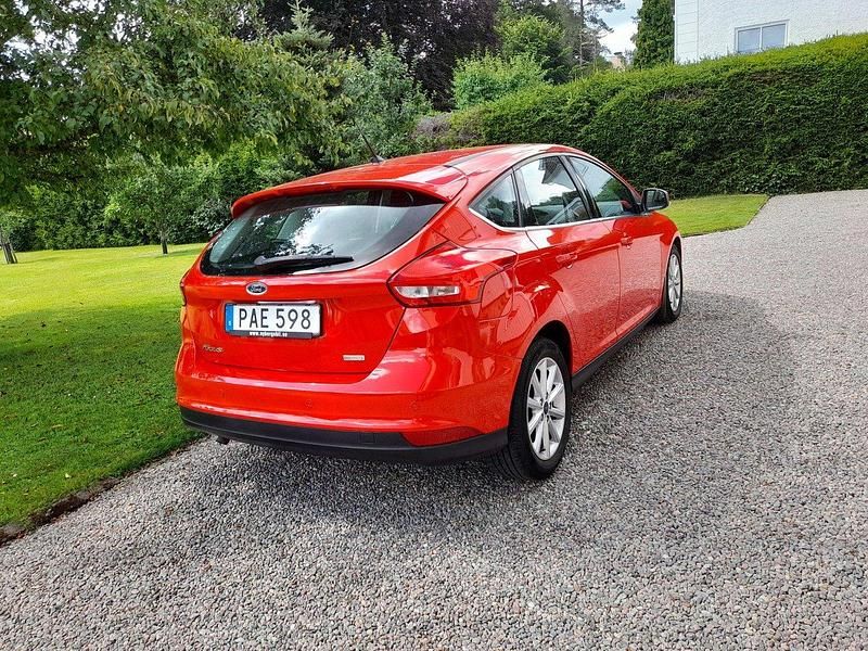Röd Begagnad 2016 Ford Focus Titanium Halvkombi | 84 000 kr (Bra pris) - Bild 1/4