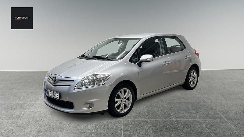 Begagnad Toyota Auris Plus 132 HK (97 kW) 2012 Silver Halvkombi