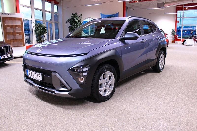 Blå Begagnad 2023 Hyundai Kona Essential SUV | 279 000 kr (Marknadspris) - Bild 1/4