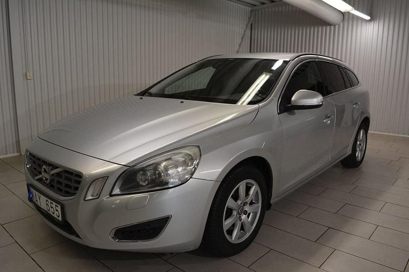 Ljusgrå (grå) Begagnad 2013 Volvo V60 Momentum Kombi | 104 000 kr (Bra pris) - Bild 1/3