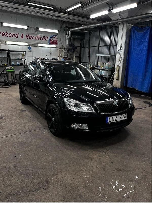 Svart Begagnad 2012 Skoda Octavia Elegance Halvkombi | 64 995 kr (Bra pris) - Bild 1/4