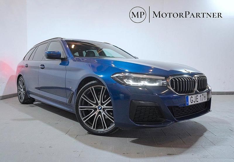 Blå Begagnad 2020 BMW 520 M Sport Kombi | 339 900 kr (Marknadspris) - Bild 1/4