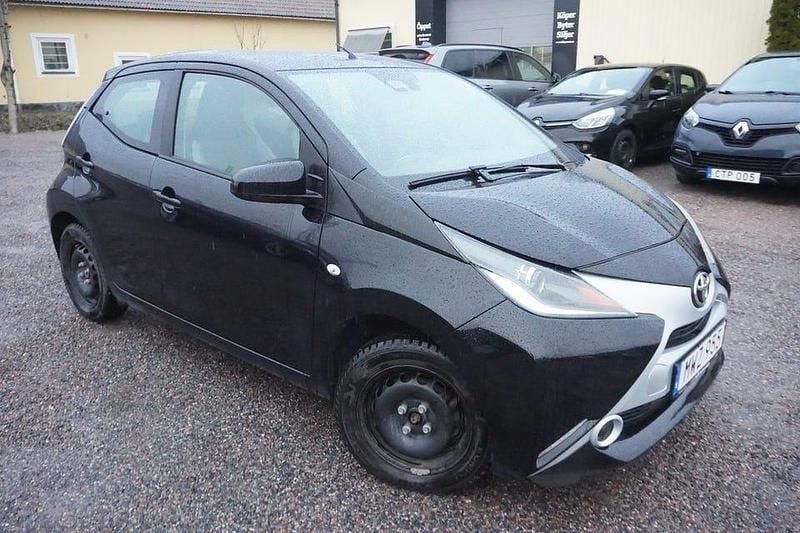 Svart Begagnad 2016 Toyota Aygo X-play Halvkombi | 119 900 kr (Marknadspris) - Bild 1/4