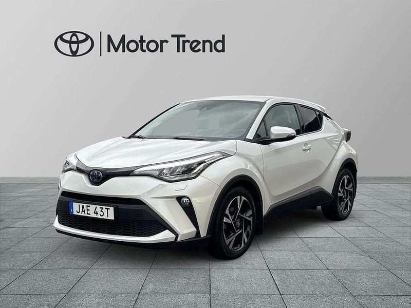 Vit Begagnad 2023 Toyota C-HR Edition SUV | 279 000 kr (Marknadspris) - Bild 1/3