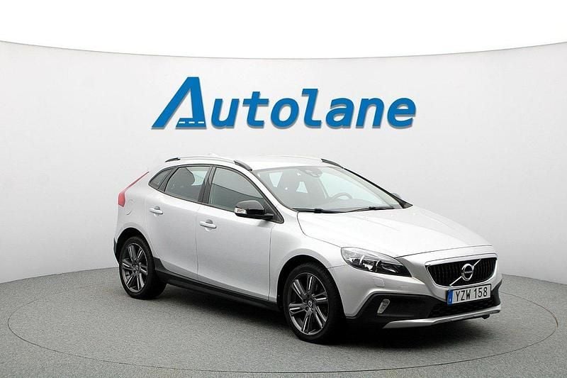 Bright silver metallic Begagnad 2017 Volvo V40 CC Kombi | 169 900 kr (Marknadspris) - Bild 1/3