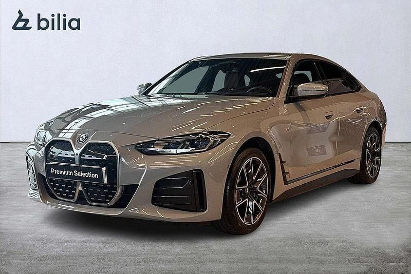 Grå (m brooklyn grå metallic ) Begagnad 2022 BMW i4 M Sport Sedan | 445 900 kr (Bra pris) - Bild 1/4