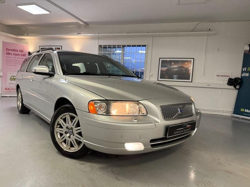 Ljusgrå Begagnad 2007 Volvo V70 Standard Kombi | 34 900 kr - Bild 1/4
