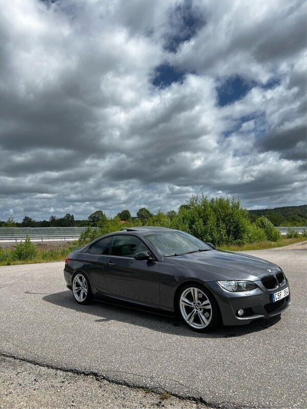 Grå Begagnad 2008 BMW 325 Sportkupé | 119 500 kr (Dyr) - Bild 1/4