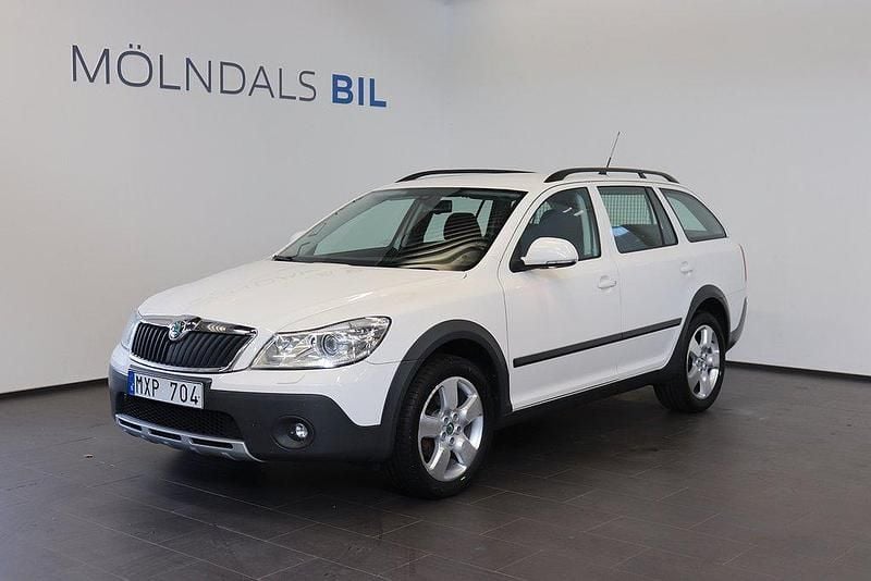 Flerfärgad (vit) Begagnad 2012 Skoda Octavia Scout Kombi | 114 900 kr (Marknadspris) - Bild 1/4