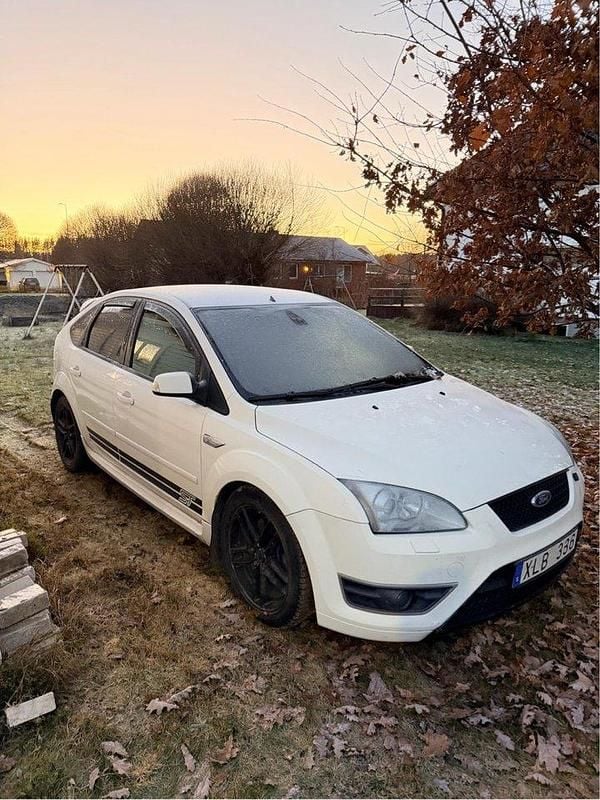 Vit Begagnad 2006 Ford Focus ST Halvkombi | 40 000 kr (Superpris) - Bild 1/4