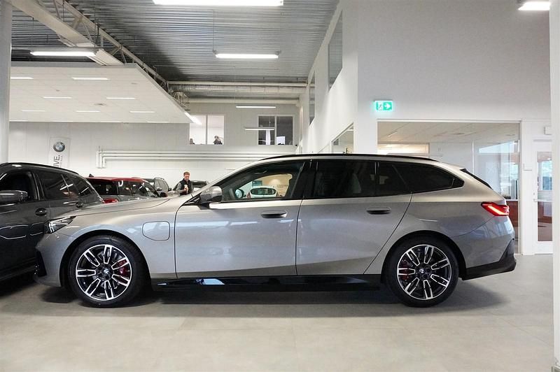 Begagnad BMW 530e Shadowline 190 HK (139 kW) 2025 Grå Kombi