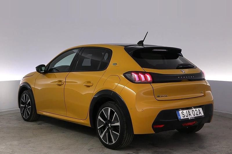 Begagnad Peugeot e-208 GT 100 kW (136 HK) 2022 Gul Halvkombi