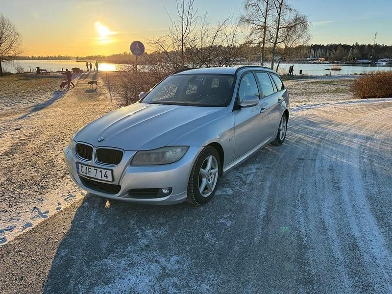 Silver metallic Begagnad 2011 BMW 320 Kombi | 59 500 kr (Marknadspris) - Bild 1/4