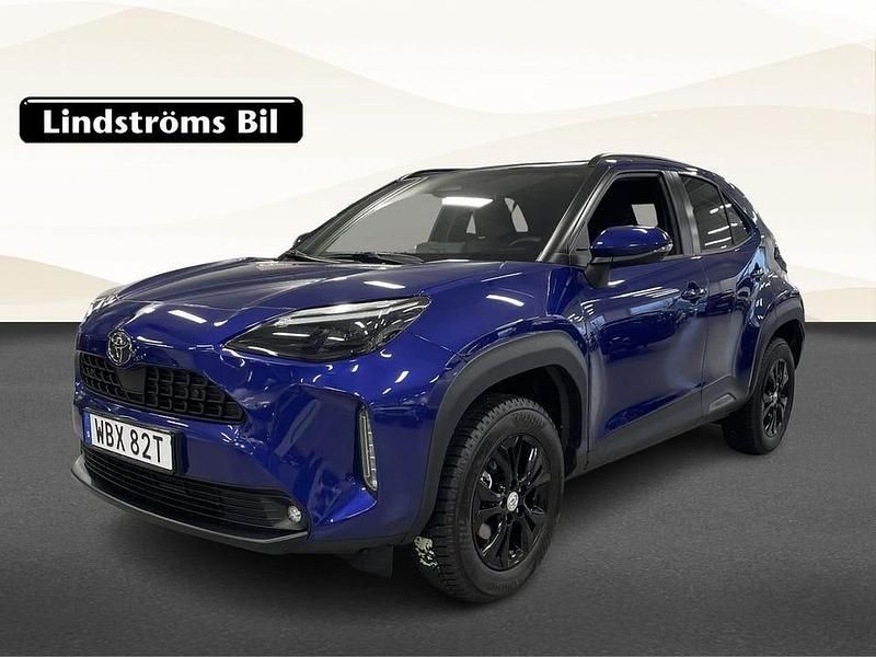 Mörkblå (blå) Begagnad 2025 Toyota Yaris Hybrid Active SUV | 360 800 kr (Dyr) - Bild 1/3