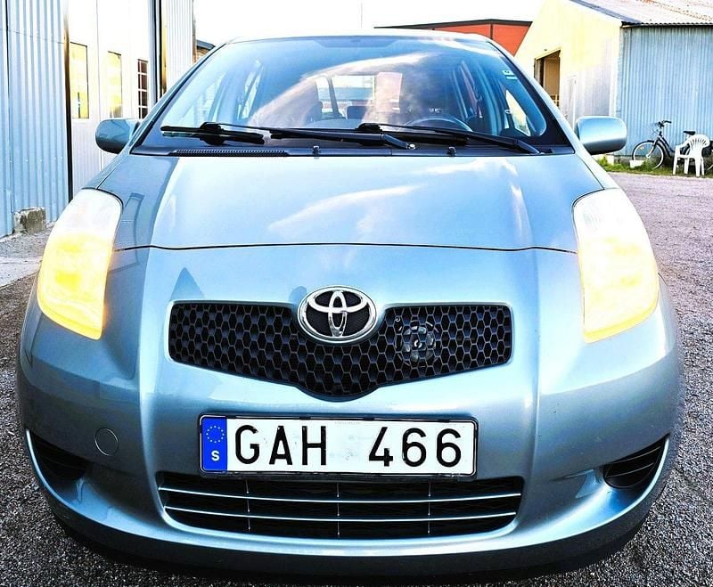 Grå Begagnad 2007 Toyota Yaris Halvkombi | 47 500 kr (Marknadspris) - Bild 1/4