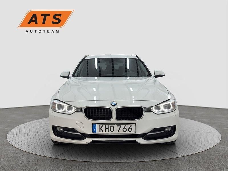 Vit Begagnad 2014 BMW 318 Sport Line Kombi | 109 000 kr (Bra pris) - Bild 1/4