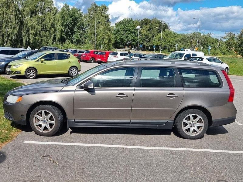 Grå Begagnad 2008 Volvo V70 Kinetic Kombi | 38 000 kr (Superpris) - Bild 1/4