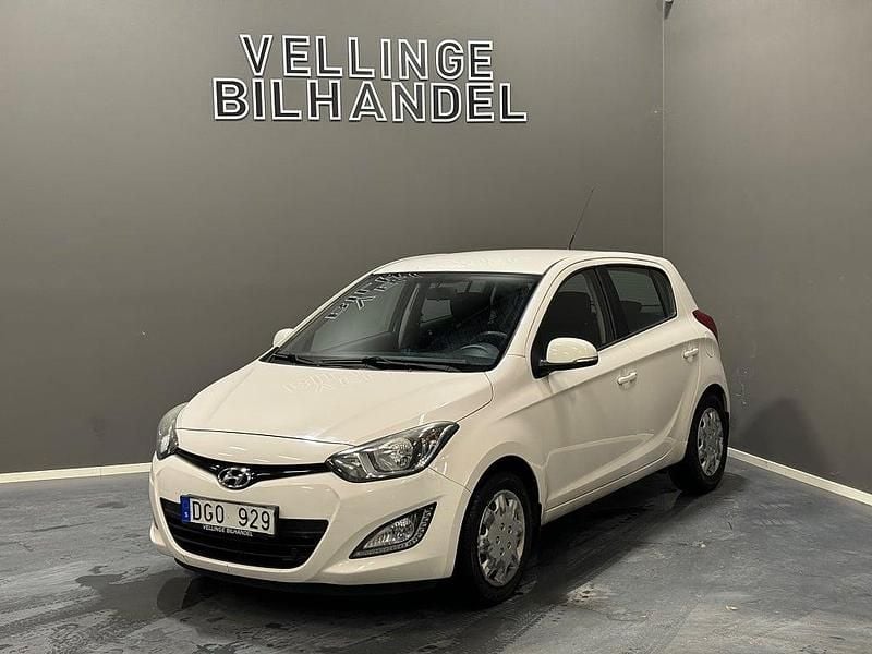 Vit Begagnad 2012 Hyundai i20 Premium Halvkombi | 49 900 kr (Marknadspris) - Bild 1/4