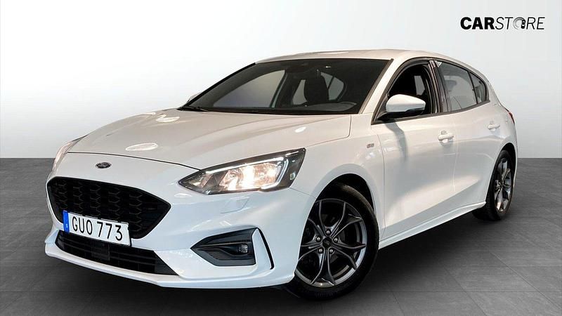 Vit (white) Begagnad 2018 Ford Focus ST-Line Halvkombi | 134 900 kr (Bra pris) - Bild 1/4