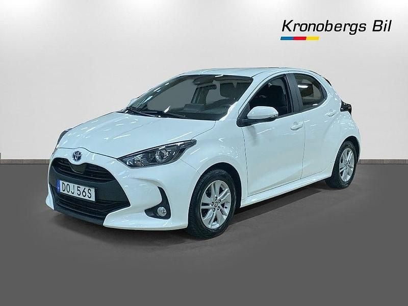 Vit Begagnad 2022 Toyota Yaris Hybrid | 179 500 kr (Bra pris) - Bild 1/4
