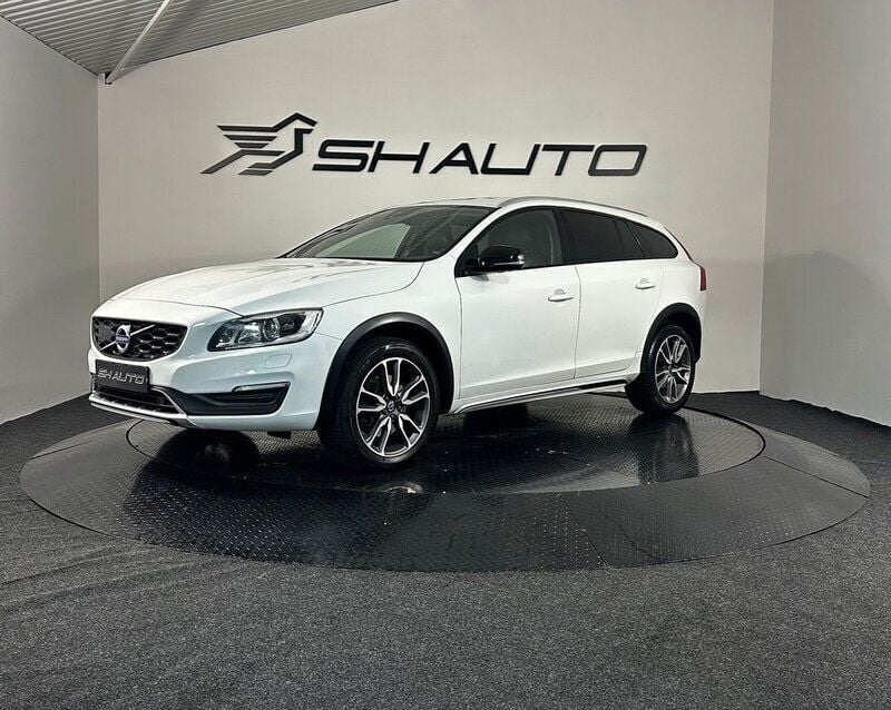 Vit Begagnad 2018 Volvo V60 CC Standard Kombi | 189 900 kr (Superpris) - Bild 1/4