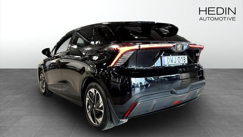 Begagnad MG MG4 EV Luxury 150 kW (204 HK) 2022 Svart Halvkombi