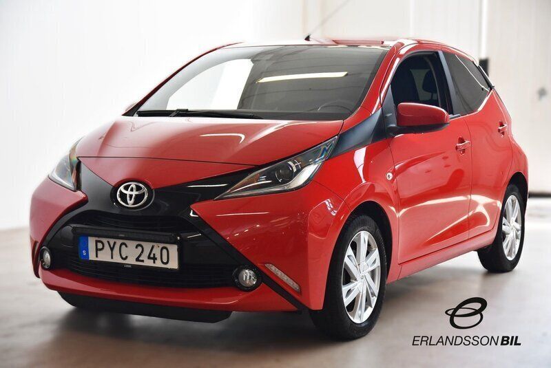 Röd Begagnad 2017 Toyota Aygo X-play Halvkombi | 74 900 kr (Marknadspris) - Bild 1/4