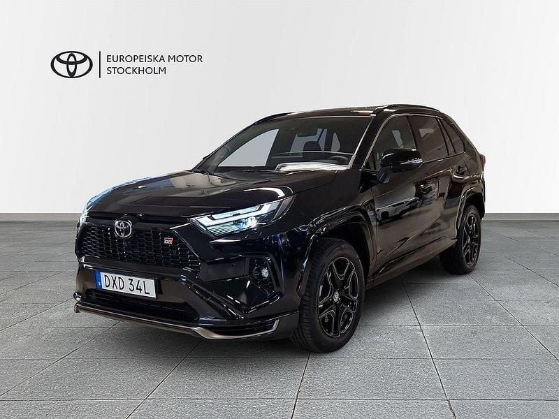 Svart Begagnad 2025 Toyota RAV4 Hybrid Sport SUV | 599 900 kr (Marknadspris) - Bild 1/4