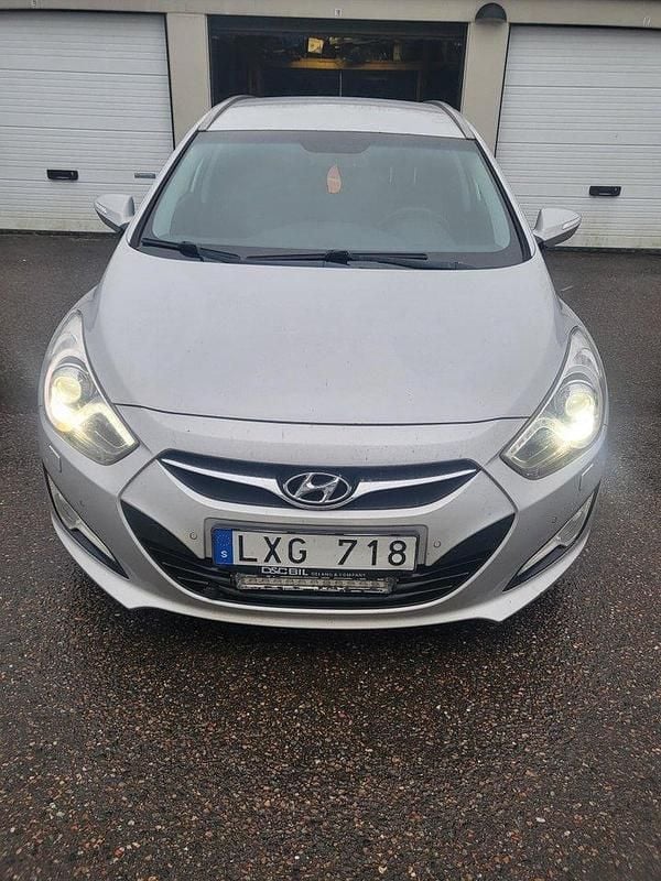 Silver Begagnad 2012 Hyundai i40 Kombi | 59 000 kr (Bra pris) - Bild 1/4
